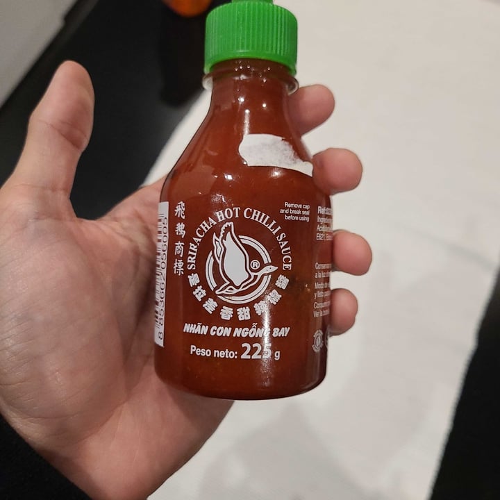 photo of Nhan con ngong bay Sriracha hot chilli sauce shared by @felipealemanco on  25 Oct 2021 - review