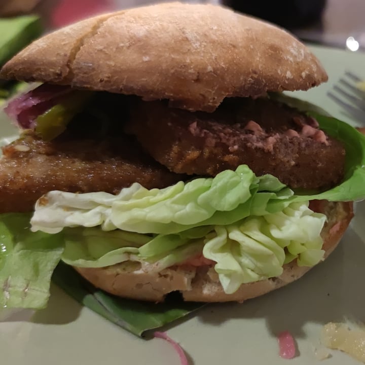 photo of Sesamo Nero Burger di tofu Affumicato Con Insalata, Friggitelli, Cipolla, Mayonese E Patate Al Forno shared by @flavia91 on  21 Mar 2022 - review