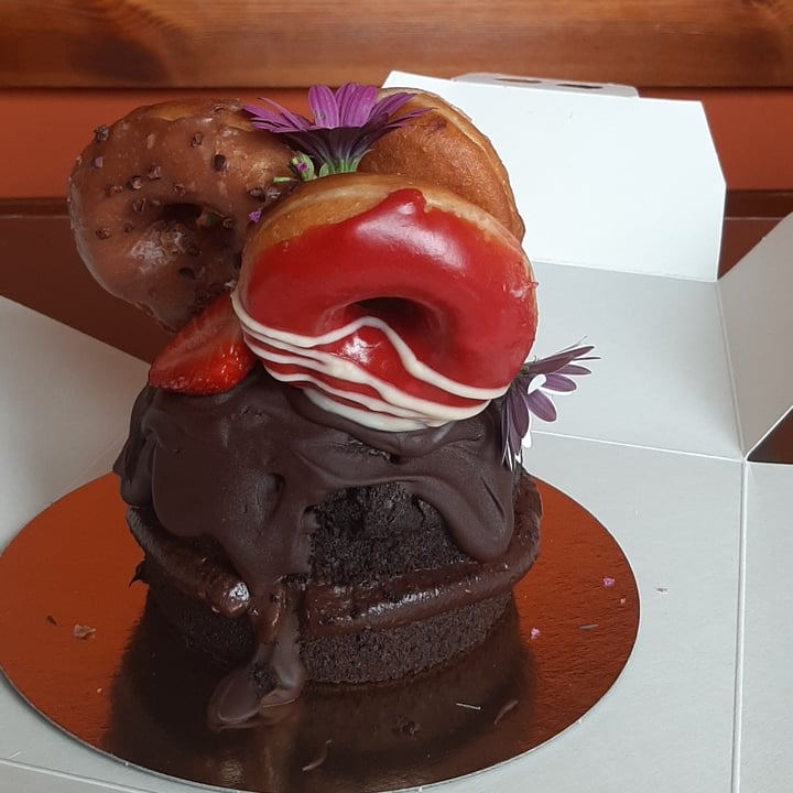 photo of The hippie Baker Tarta de chocolate con donuts shared by @vigoveryvegan on  13 Apr 2021 - review