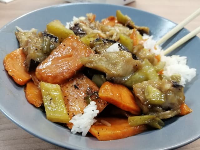Photo of the dish “Gebrater Süßkartoffel Mit Melanzani, Paprika & Reis (vegan)”