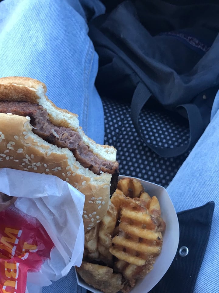photo of Carl's Jr. Beyond Beef Burger shared by @flowrgurln on  01 Oct 2019 - review
