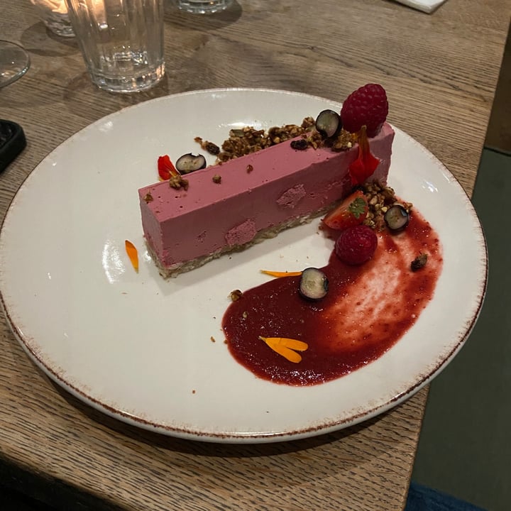 photo of Farmacy Red fruits cheesecake shared by @chiaranaive on  28 Oct 2022 - review