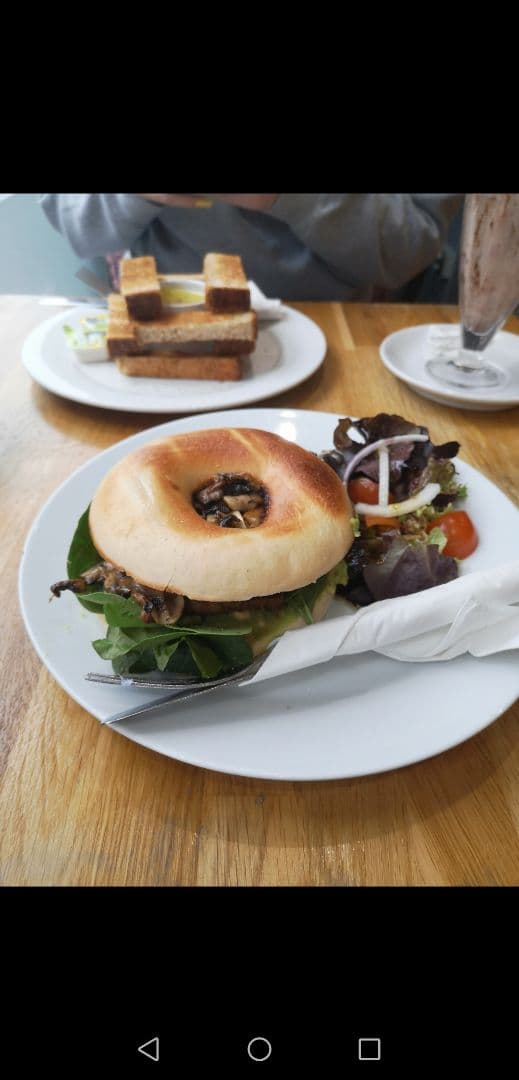 Foto del plato “Loaded vegan bagel and party ring milkshake”