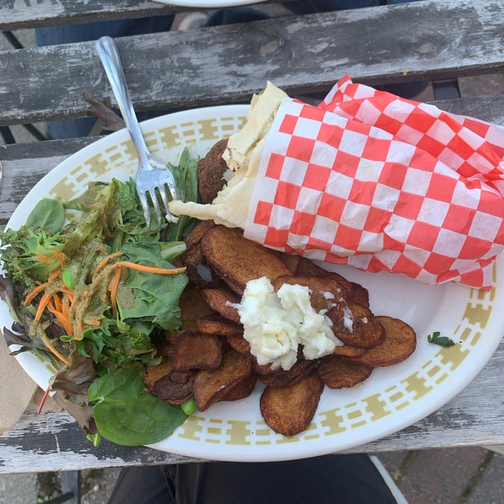 review photo of Café Frida Pita falafels shared by @dmno on 13 May 2022 - review