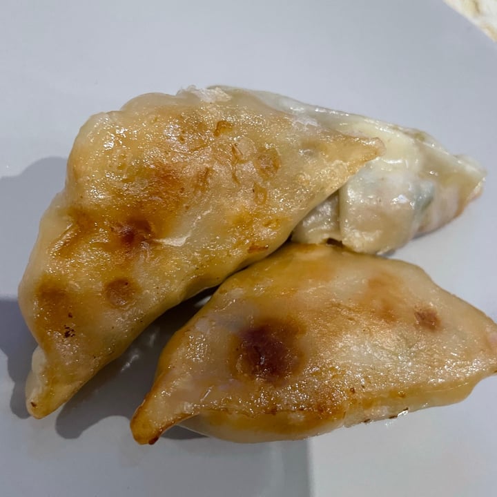 photo of Plant Kitchen (M&S) No chic’n Gyozas shared by @lavievegetale on  28 May 2021 - review