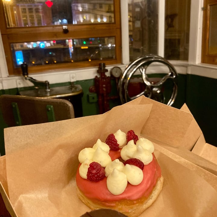 photo of Scoop 'n Dough Raspberry Donut shared by @asiayportia on  11 Dec 2021 - review
