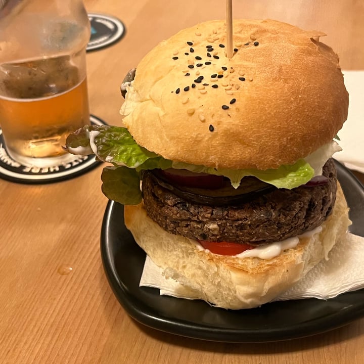 photo of VeganCatBar Black Cat Burger shared by @jakubstraka on  11 Nov 2022 - review