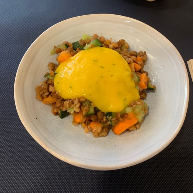 菜肴“Ensalada de lentejas y crema de mango”的照片