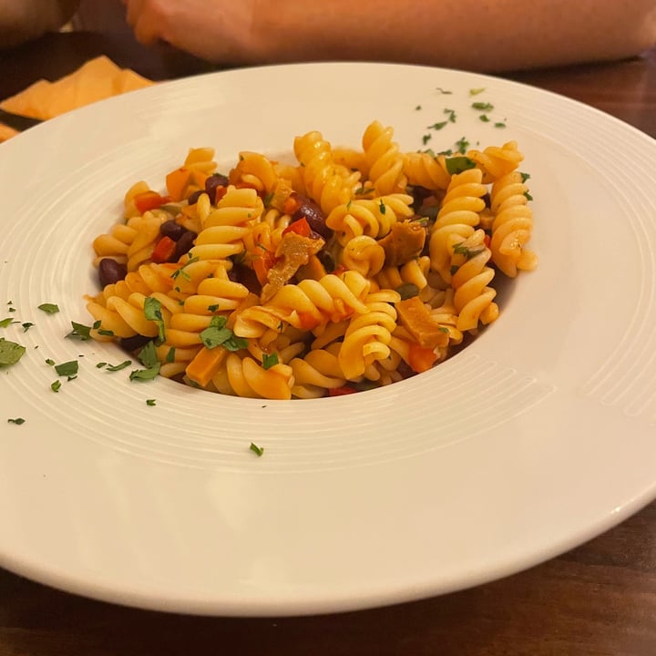 photo of Artha Pasta Artha - seitan affumicato, pomodoro, peperone, fagioli, carote, semi shared by @margheritac02 on  07 Sep 2022 - review