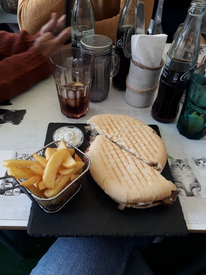 review photo of my lola vegan food Burger shared by @marucha on 15 Dec 2019 - review