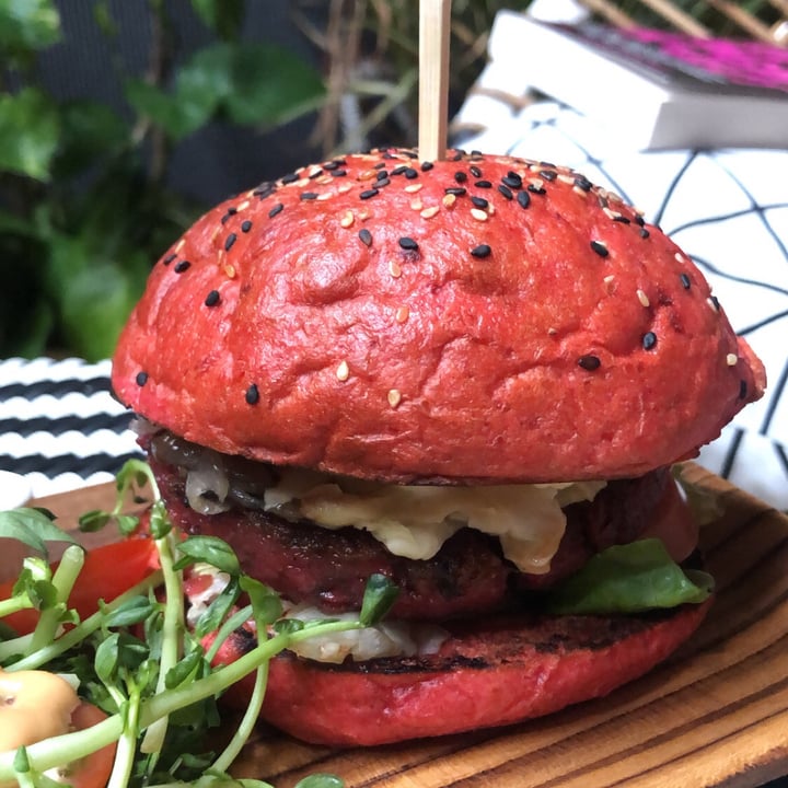photo of The Hungry Tapir Pink Bombshell Burger shared by @arxuann on  12 Sep 2020 - review