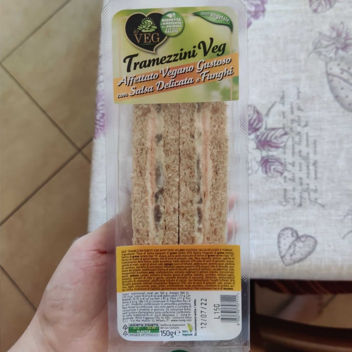 review photo of ioVEG Tramezzini Veg Affettato Vegano Gustoso Con Salsa Delicata E Funghi shared by @veronicacattelan on 24 Jun 2022 - review