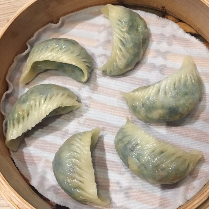 review photo of Din Tai Fung Vegetable dumplings shared by @veganfoodinsydney on 22 Nov 2021 - review