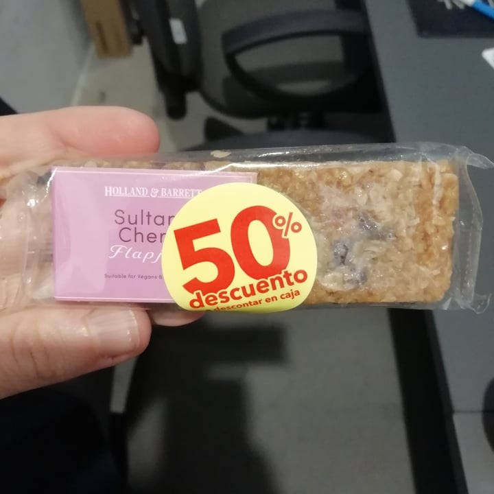 photo of Holland & Barrett flapjack cherry and raisin shared by @giadi91 on  08 Oct 2022 - review