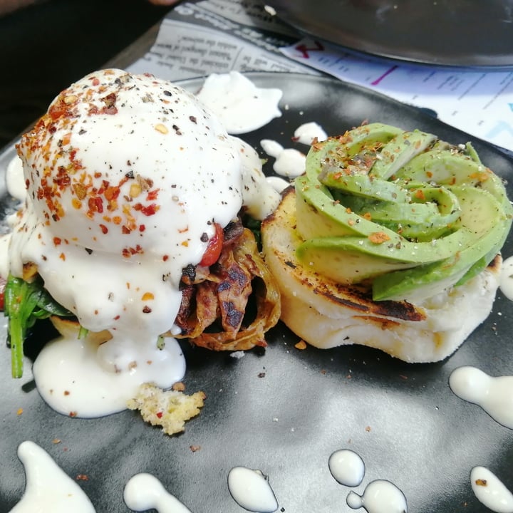 photo of Vegan Streetfood Deli - Obs Eggs Benedict shared by @plantbasedsunday on  07 May 2022 - review