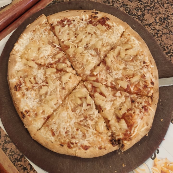 photo of Pizza Hut Hawaii Pizza shared by @eleda91 on  17 Mar 2022 - review
