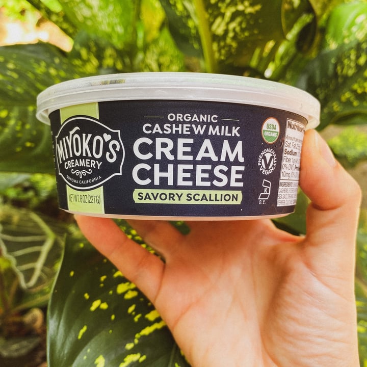 photo of Miyoko's Creamery Organic cashew milk cream cheese savory scallion shared by @theveganhopper on  17 Nov 2021 - review