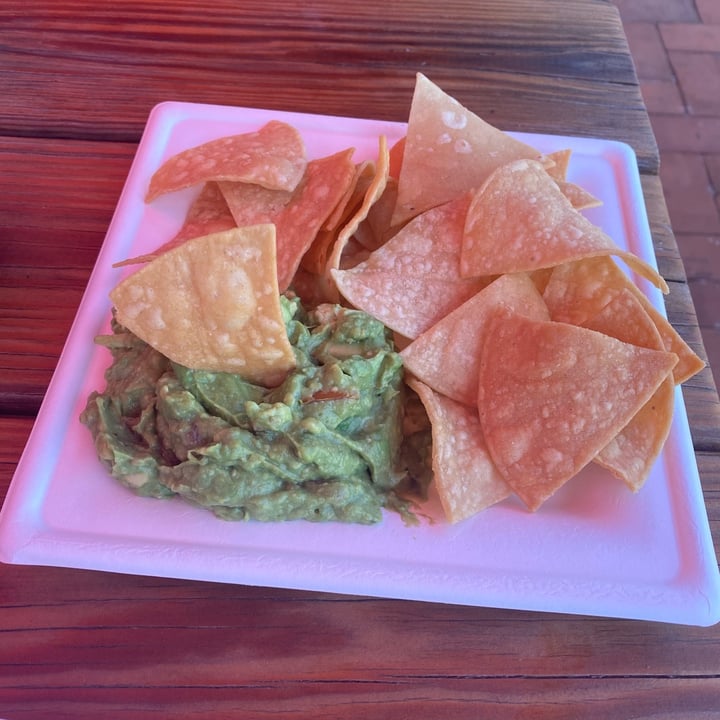 photo of Los Gios LLC Chips & Guac shared by @curvycarbivore on  07 Jun 2022 - review