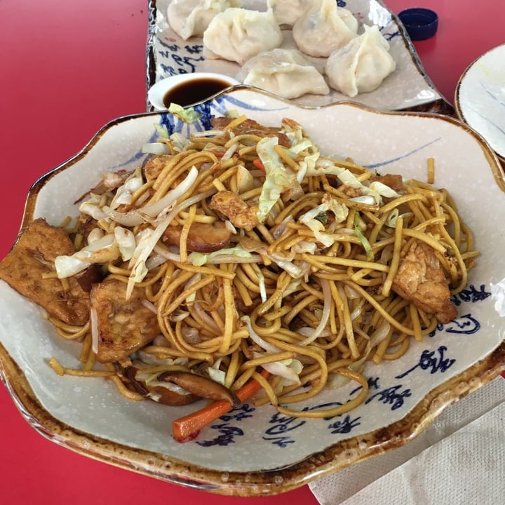 photo of YUE LAI Tallarines fritos con tofu y setas shiitake shared by @sofimoni on  08 Sep 2021 - review