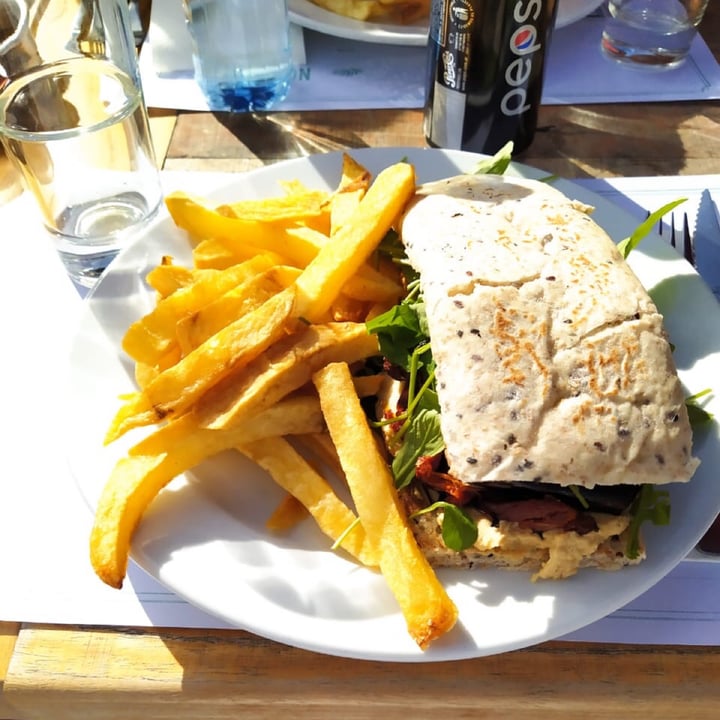 photo of Dandy Saavedra Vegan Sandwich con papas shared by @abigrischpun on  06 Jun 2021 - review