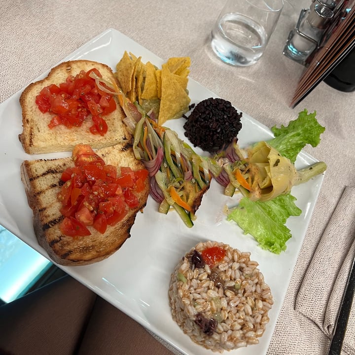 photo of Hosteria La Corte Antipasto vegano shared by @cosamangiaeri on  29 Nov 2022 - review