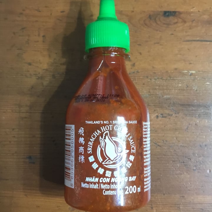 photo of Nhan con ngong bay Sriracha hot chilli sauce shared by @martinacane11 on  15 Oct 2021 - review