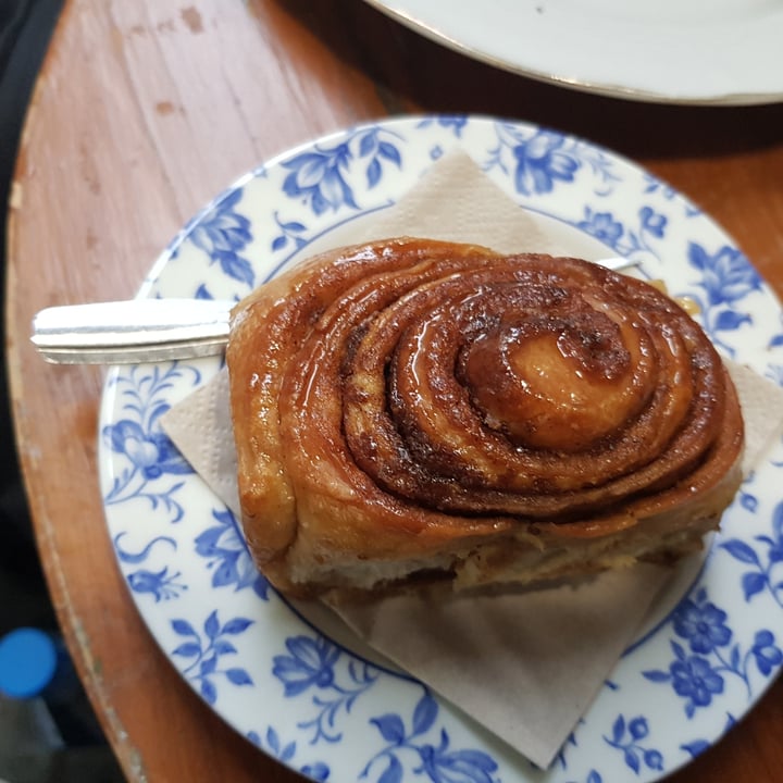 photo of Mama Carmen’s Coffee & Bakery Cinnamon roll shared by @anna7777 on  10 May 2021 - review