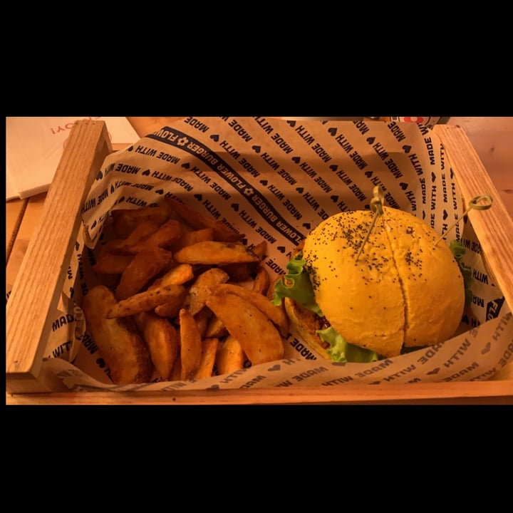 photo of Flower Burger Funky Cecio shared by @jessicabrunelli on  10 Apr 2022 - review