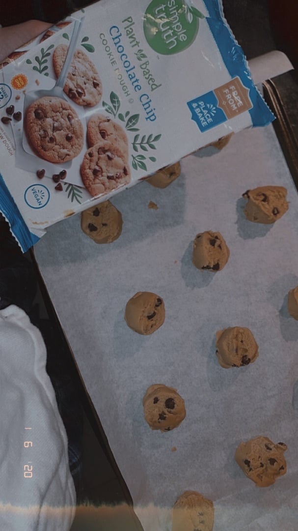 photo of Simple Truth Plant Based Chocolate Chip Cookie Dough shared by @ryleighkrystal on  02 Apr 2020 - review