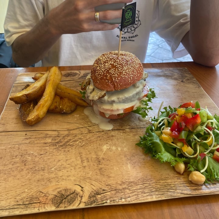 photo of The Vegan Table The Vegan Table Beyond Burger shared by @devon0 on  02 May 2022 - review