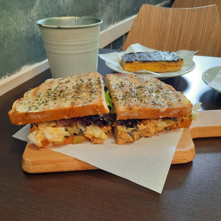 photo of Moko Veggie Café Tuna toast shared by @joanarebelomorais on  17 Jun 2021 - review
