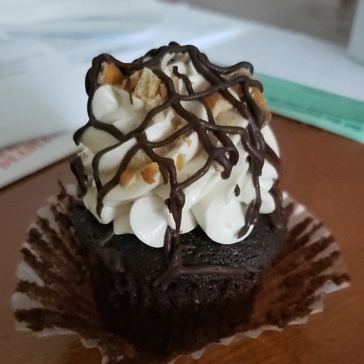 photo of Vegan East Salted Caramel Chocolate Cupcake shared by @lataliz on  02 Oct 2020 - review