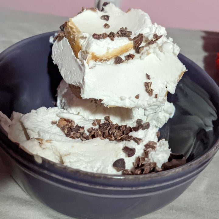 photo of Breyers Non Dairy Vanilla & Peanut Butter Ice Cream shared by @shaynak112 on  23 Mar 2022 - review