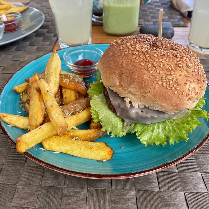 photo of Mundo Vegan Be Kind Burger shared by @isischnd on  28 Jan 2022 - review