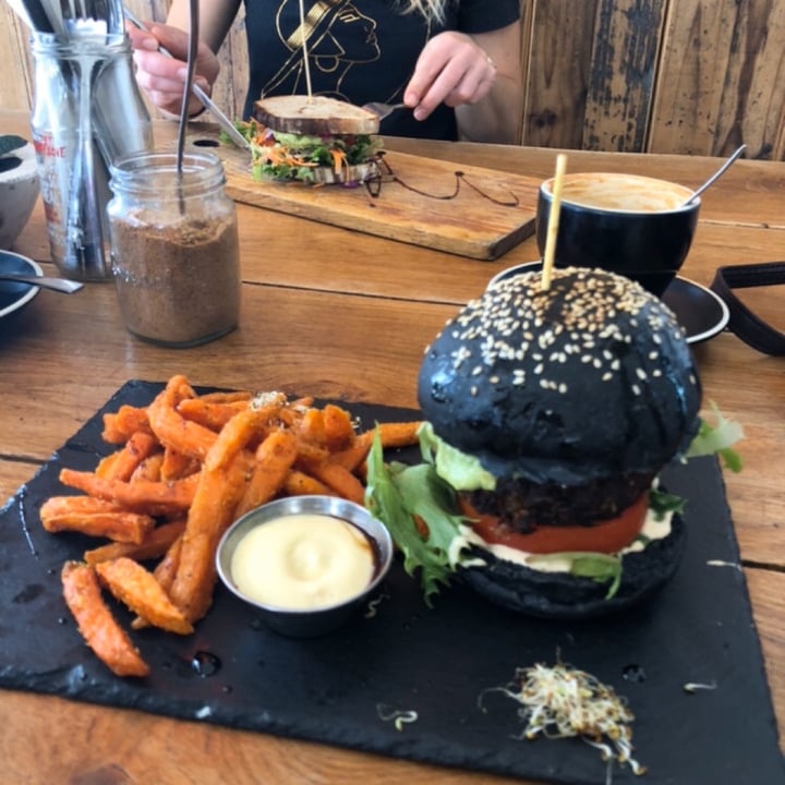 photo of Scheckter's RAW Gourmet Best Vegan Burger (BVB) shared by @sagittariuskitty on  22 Mar 2020 - review