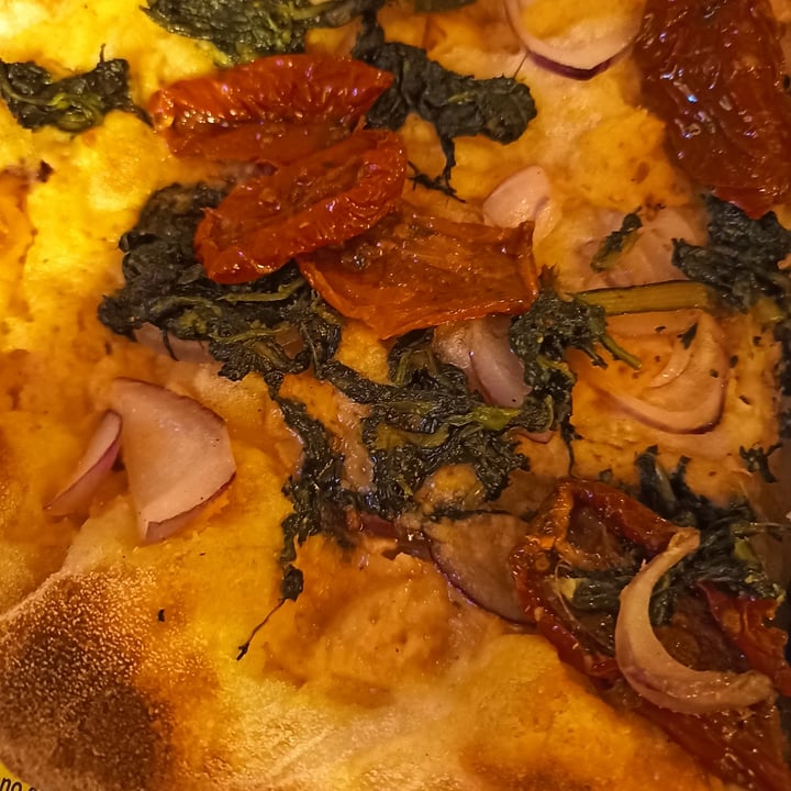 photo of ArVolo Ristorante Pizzeria Pizza con crema di cannellini, cicoria ripassata, cipolla di Tropea e pomodori secchi shared by @eleonorazarroli on  10 Jun 2022 - review