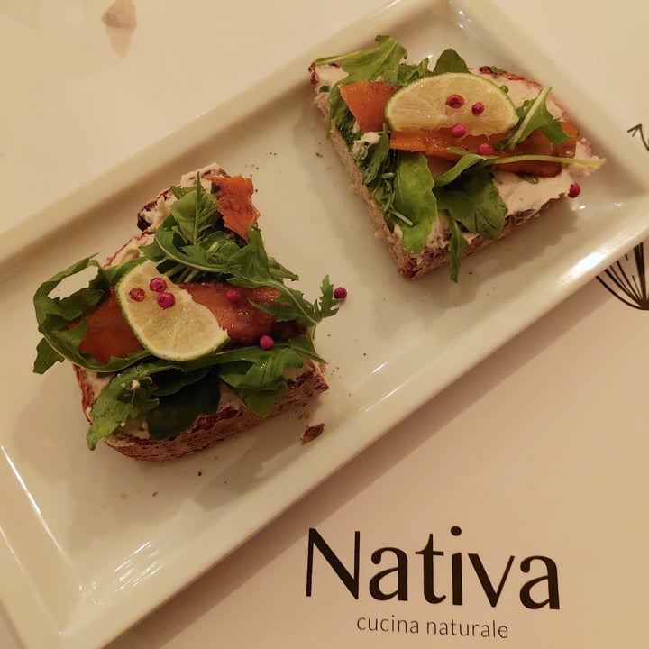 photo of Nativa Ristorante Bruschetta con formaggio cremoso vegetale, "salmone" felice, rucola, lime e pepe rosa. shared by @nemeton on  05 Aug 2022 - review