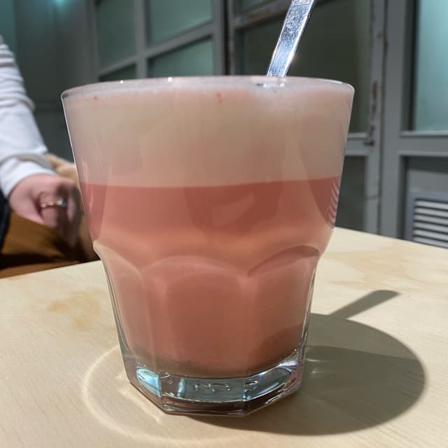 Foto del piatto “rose and beet plant based milk”