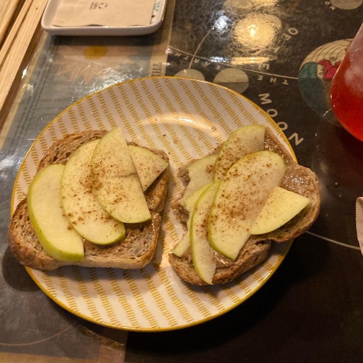 photo of La Tienda de los Unicornios Tostadas de mantequilla de maní, manzana y canela. Bebida Kombucha shared by @agalopez on  04 Jan 2021 - review