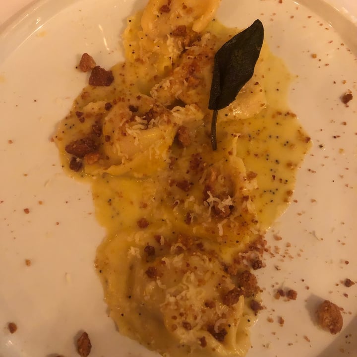 photo of Nativa Ristorante Tortelli di zucca fatti a mano "burro" e salvia, crumble di amaretti e semi di papavero shared by @leomio2018 on  13 Oct 2022 - review