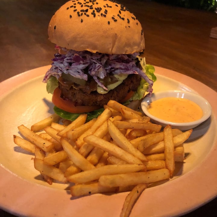 photo of Manggis in Canggu Hmm burger shared by @paolaskaff on  04 Jun 2021 - review