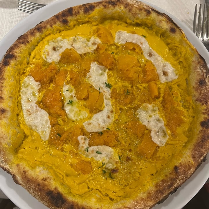 photo of Ristorante Agrolago Pizza alla zucca shared by @lanonnavegana on  20 Oct 2022 - review