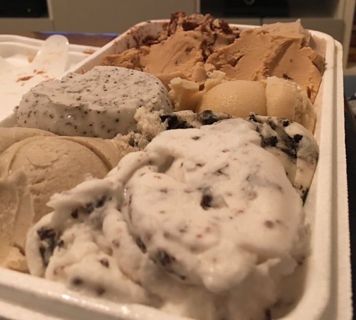 photo of Veganista Ice Cream Gemischte Eisbox shared by @ichkannvegan on  22 Apr 2020 - review