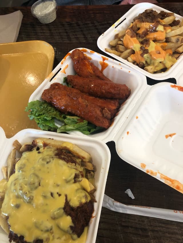 「Chili Cheese Fries / Buffalo Wings / Voodoo Fries」の料理の写真