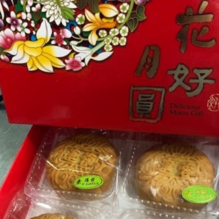 photo of House Of Tau Sar Piah Vegetarian Lotus Mooncake (Vegan) shared by @amazinganne on  28 Sep 2020 - review