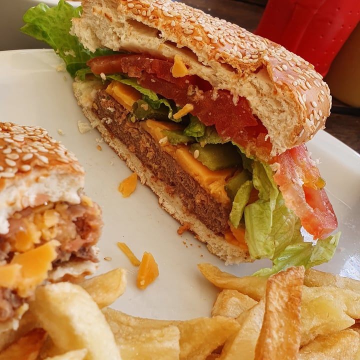 photo of Cervecería Modelo Hamburguesa Not Burger, Cheddar, Pepinillo, Lechuga Y Tomate shared by @cintiabowie on  26 Dec 2022 - review