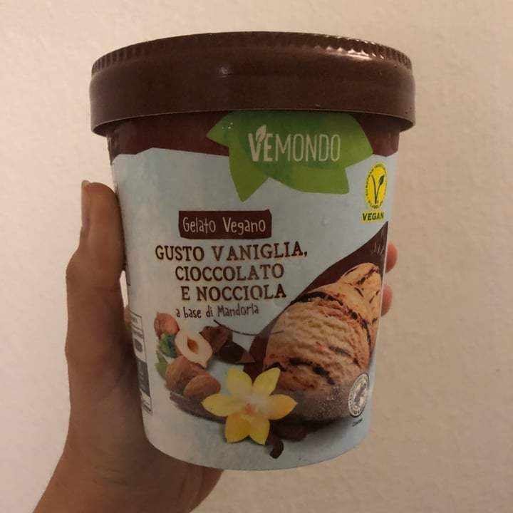 photo of Vemondo gelato vaniglia, cioccolato e nocciola shared by @emanilardi on  14 May 2022 - review