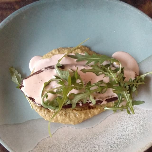 Foto del piatto “Berenjena al grill con hummus de guisantes y tahin”