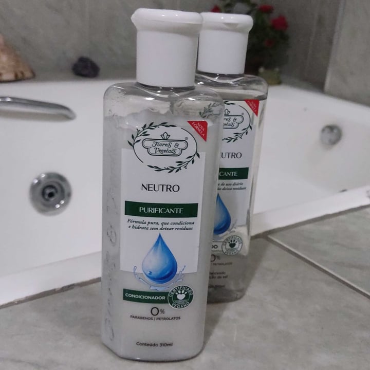 review photo of Flores & Vegetais Condicionador neutro purificante shared by @lucianaroccomil on 12 Aug 2022 - review