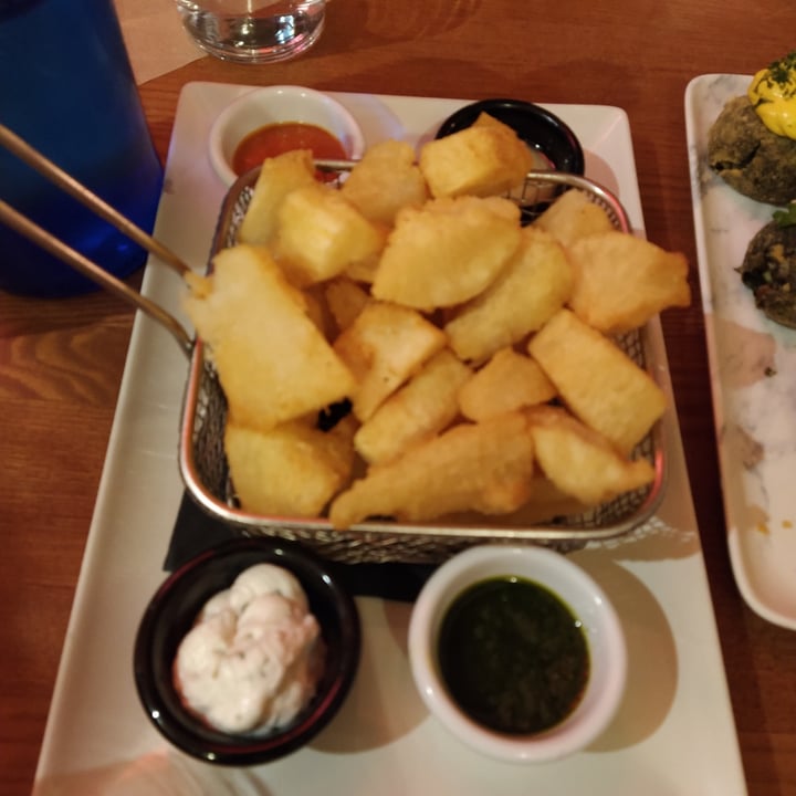 photo of Viva Burger Yuca frita con salsa alioli y brava shared by @marinasnchez on  27 Nov 2021 - review